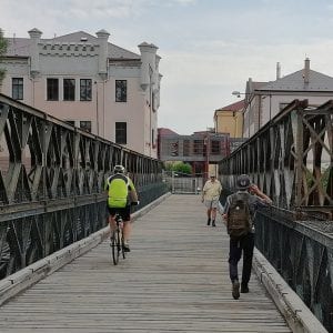 Neukáznění cyklisté v Olomouci ničí lávku a ruší lidi