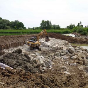 Povodí Moravy provádí opravy balvanitého skluzu u Lanžhota