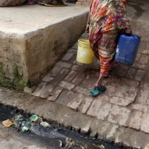 Nedostatek nezávadné pitné vody a odpovídajících hygienických podmínek se projevuje v zemích po celém světě