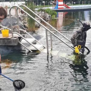 Rozsáhlá očista koupacího jezírka v plzeňském Škodalandu